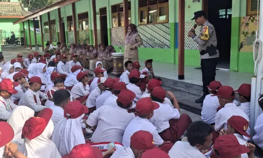 Bhabinkamtibmas Girirejo Beri Pembinaan Siswa SD soal Bijak Menggunakan Gadget dan Pembentukan Karakter