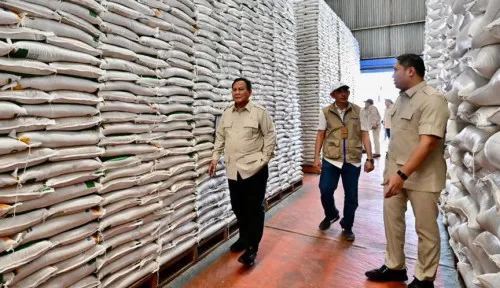 Prabowo Sidak Gudang Bulog di Magelang, Pastikan Stok Beras Siap Didistribusikan