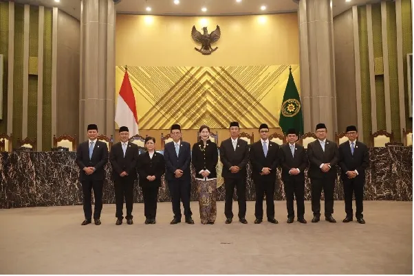 Ketua MA Ambil Sumpah Tujuh Anggota Dewan Komisioner OJK