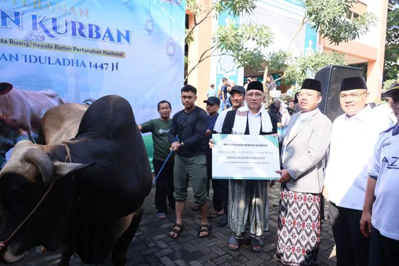 Menteri Nusron Serahkan Hewan Kurban ke Ponpes Darunnajah, Tekankan Iduladha sebagai Momentum Kebersamaan