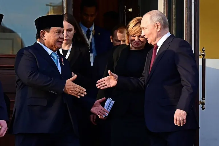 Momen Hangat Diplomasi Prabowo–Putin di Kremlin