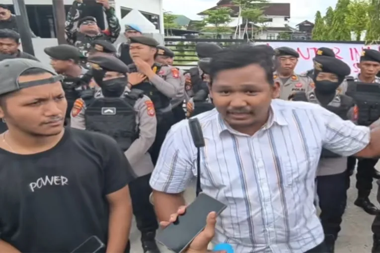 Aliansi Masyarakat Kalteng Unjuk Rasa di Kantor Pertamina Patra Niaga, Tuntut Transparansi Krisis BBM Palangka Raya