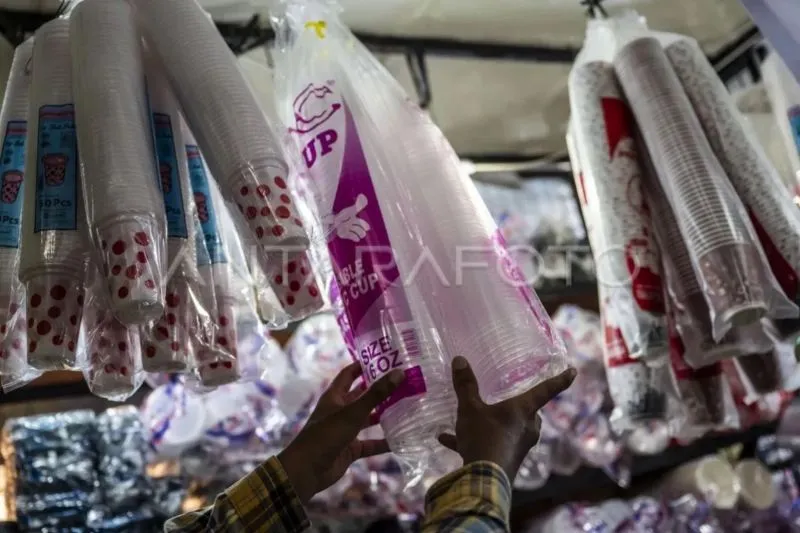 Indonesia Cari Alternatif Pasokan Bahan Baku Plastik di Tengah Gangguan Rantai Pasok Global