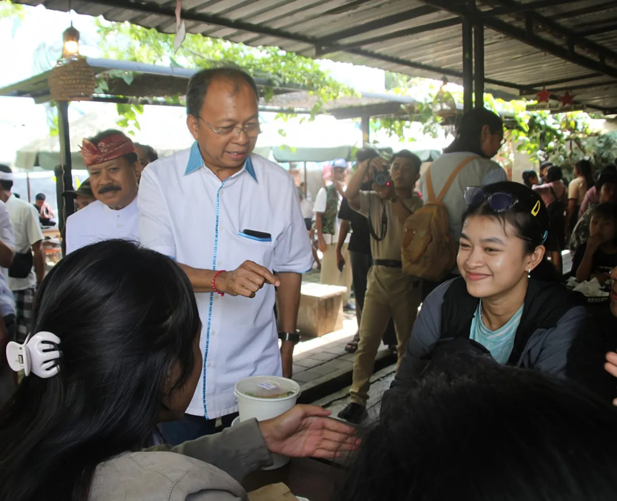 Koster Kunjungi UMKM Kuliner di Tabanan Saat Tumpek Krulut, Pemprov Bali Siapkan Edaran ASN Jajan Produk Lokal Tiap Jumat