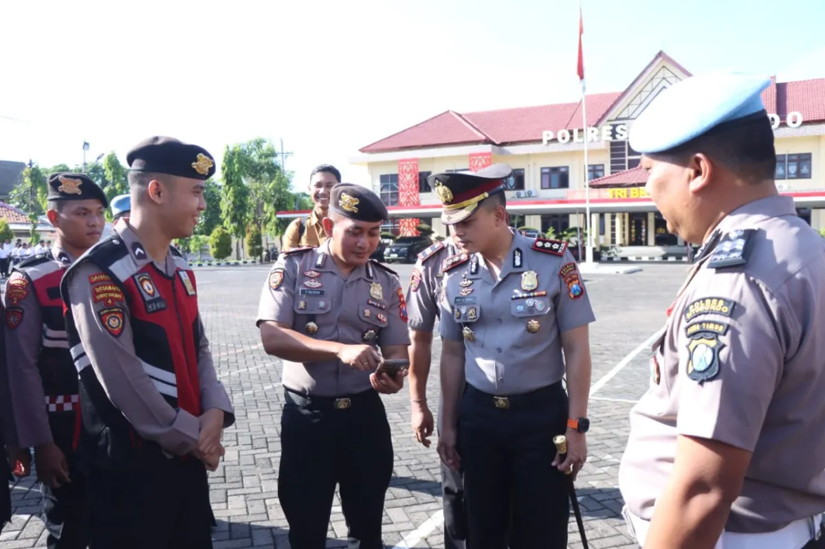 Cegah Judi Online, Kapolres Situbondo Periksa Mendadak Ponsel Personel
