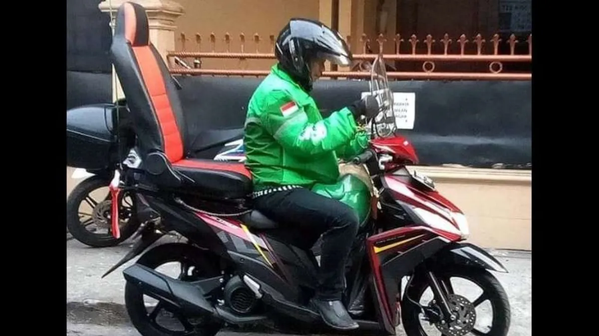 Viral, Pengemudi Ojol Pasang Jok Mobil di Motor Demi Kenyamanan Penumpang