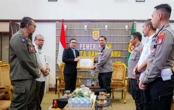 Pemkot Banjarbaru Beri Penghargaan ke Polres atas Inovasi Aplikasi CANGKAL