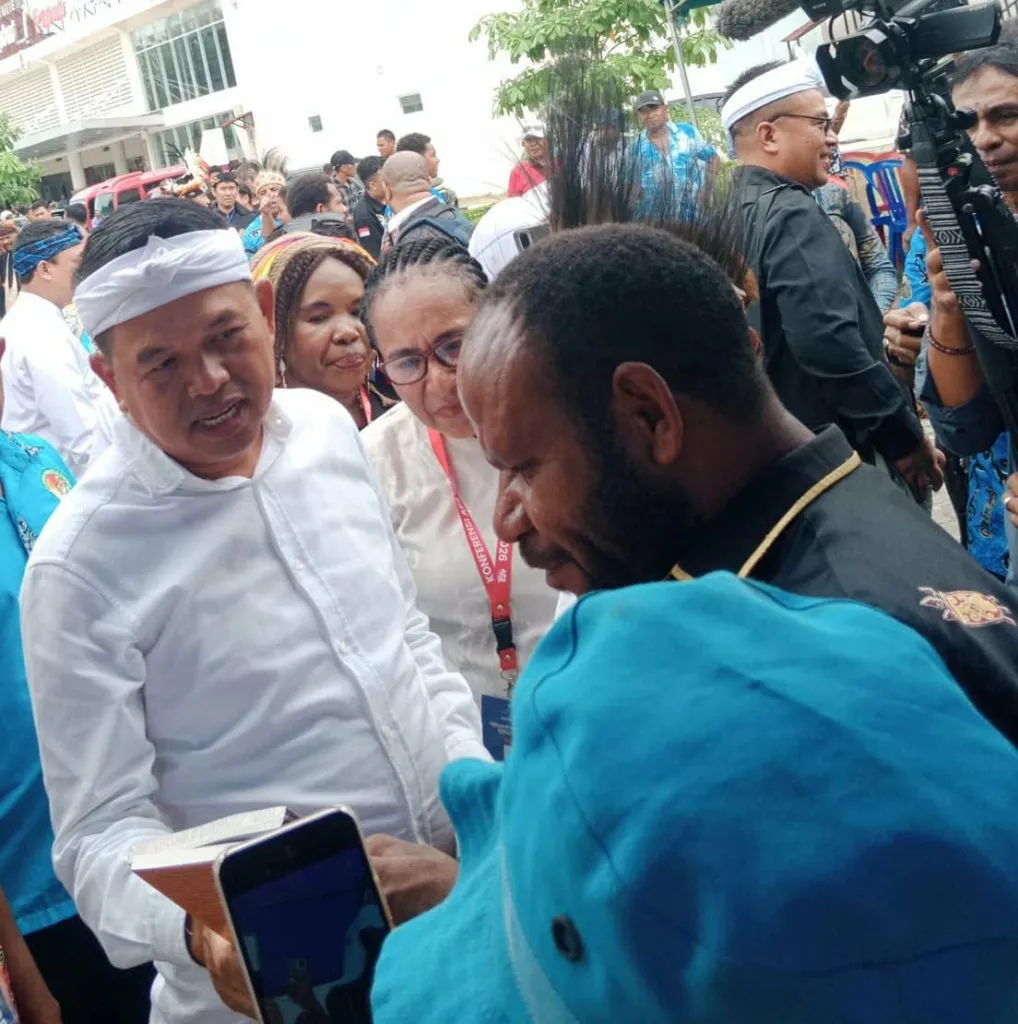 Pegiat Literasi Papua Serahkan Dua Buku tentang Tanah Adat dan Konflik Papua kepada Gubernur Jawa Barat