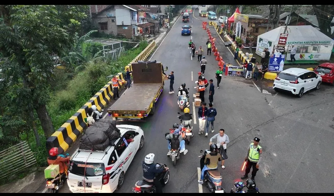 Konsultan Keuangan Bagikan 1.000 Takjil untuk Pemudik di Jalur Lingkar Nagreg