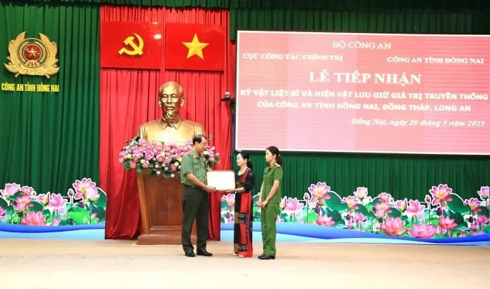 Departemen Urusan Politik Terima Artefak Petugas Polisi Gugur dan Kasus Teladan dari Dong Nai-Dong Thap