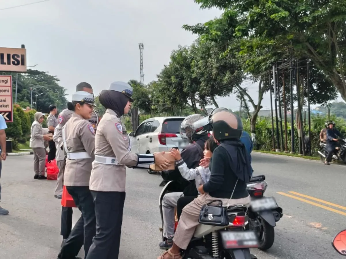 Polda Kaltim Bagikan Ratusan Takjil di Balikpapan pada Penghujung Ramadhan