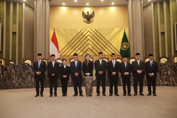 Tujuh Anggota Dewan Komisioner OJK Dilantik di Mahkamah Agung