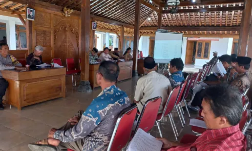 Bhabinkamtibmas Selopamioro Hadiri Muskal Perubahan APBKal untuk Kawal Transparansi Anggaran