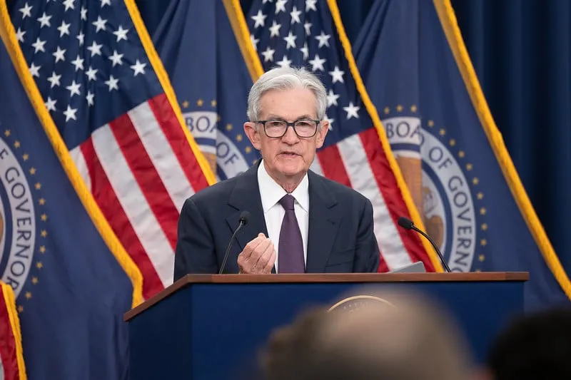 Wall Street Menguat Tipis Jelang Keputusan FOMC, Dolar Melemah
