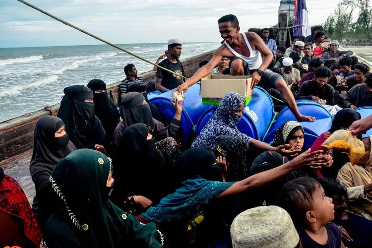 Pengungsi Rohingya Terima Bantuan Makanan di Kapal usai Dilarang Turun di Pantai Leuge, Aceh