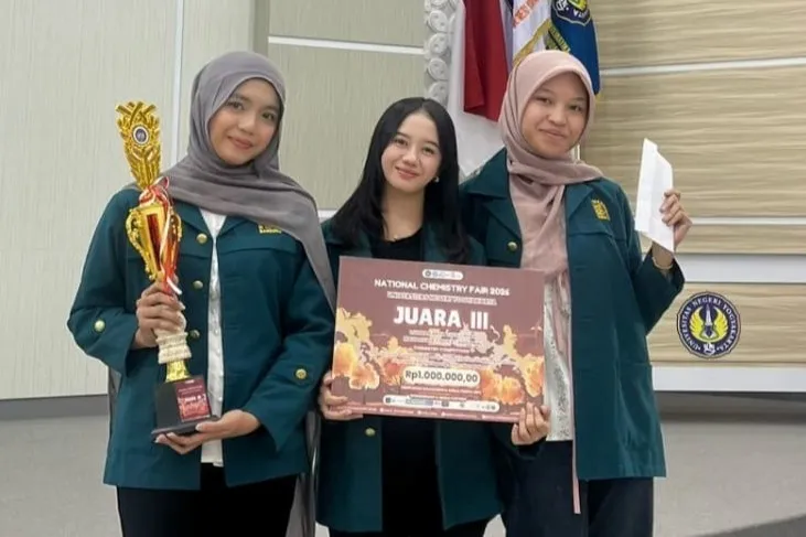 Tiga Mahasiswi ITB Raih Juara 3 National Chemistry Fair 2026 lewat Inovasi Setting Spray Alami 3-in-1