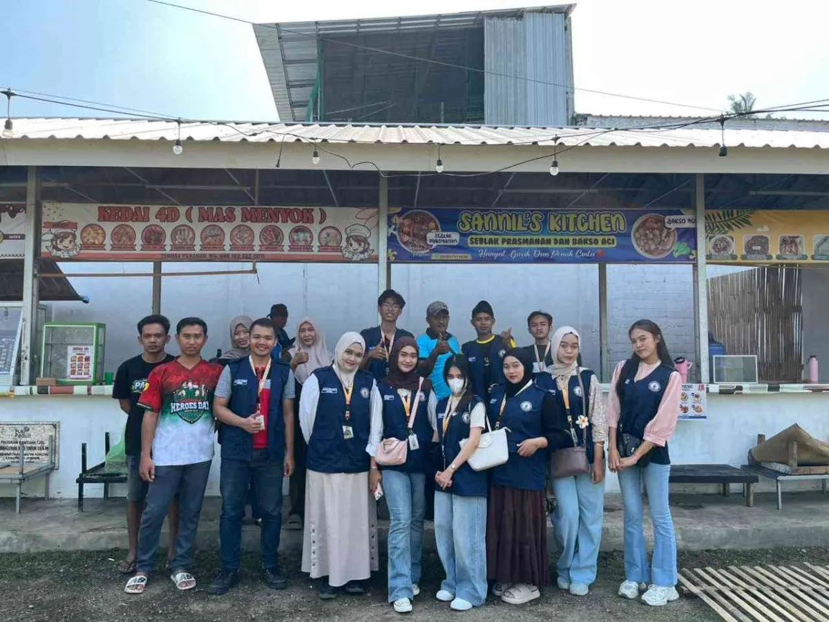 Mahasiswa KKN di Desa Kraton Demonstrasikan Pengolahan Limbah Dapur Menjadi Kompos