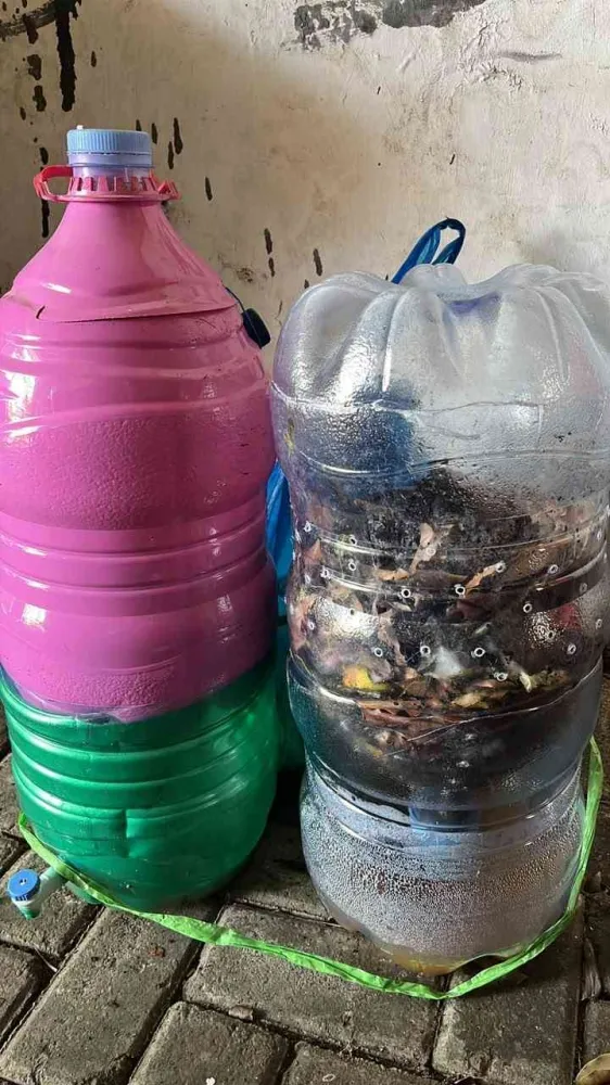 Mahasiswa KKN 251 UINSA Latih Kader KSH Kebraon Olah Sisa Dapur Jadi Kompos