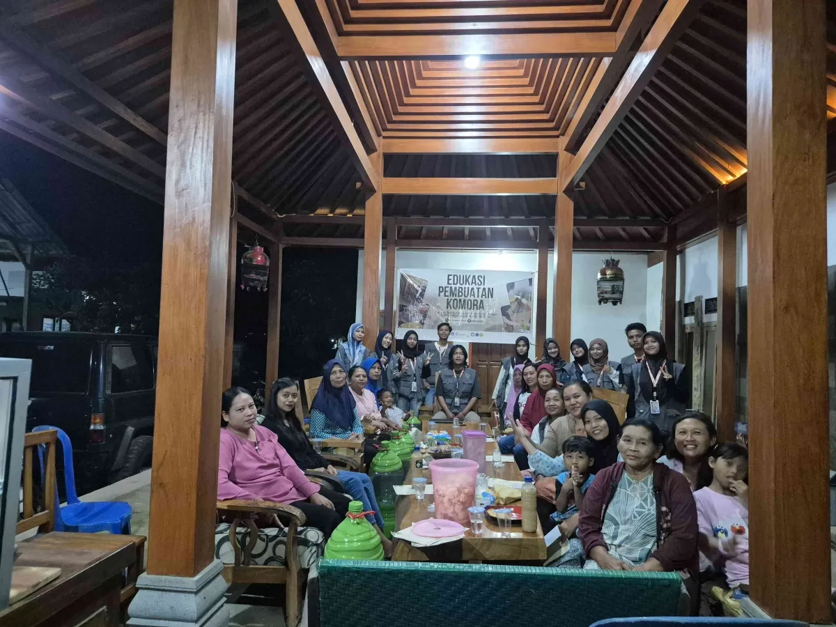 Mahasiswa KKN Kolaboratif Kenalkan KOMORA untuk Olah Sampah Dapur di Desa Curahnongko