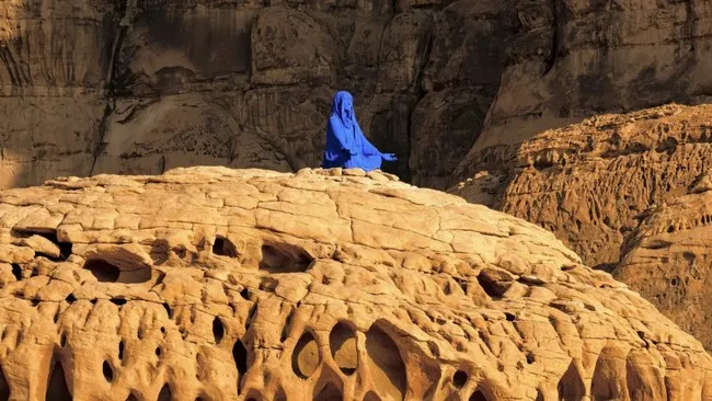 “Wanita Biru” di Padang Pasir Madinah: Seni, Batas Tradisi, dan Kegelisahan Zaman