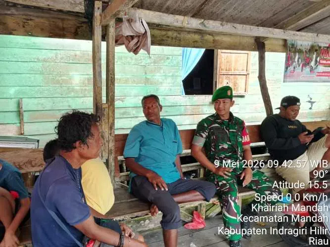 Babinsa Koramil 08/Mandah Gelar Komsos untuk Perkuat Silaturahmi dan Jaga Kondusivitas Lingkungan