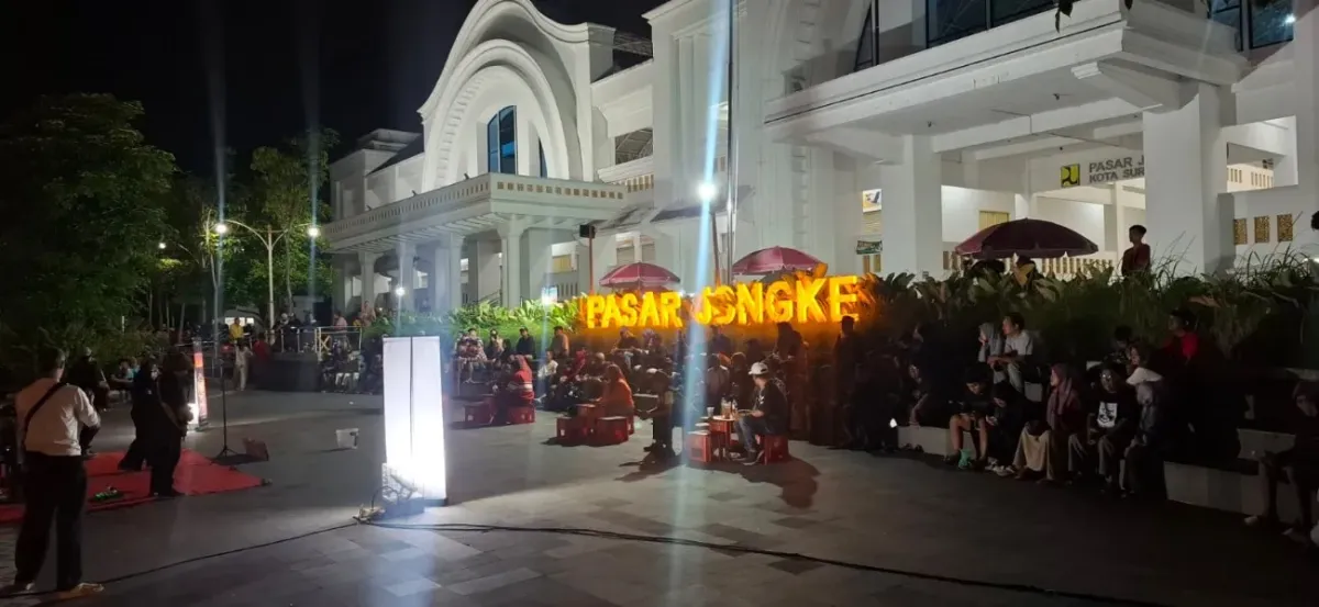 UNI PARJO #03 di Pasar Jongke Solo Ramai Pengunjung, Suguhkan Rock Lawas dan Kuliner UMKM