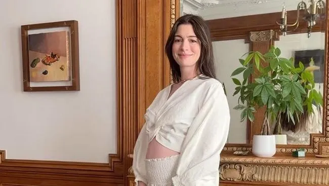 Tren 'Bump Flashing' Viral, Selebritas Pamer Baby Bump di Red Carpet