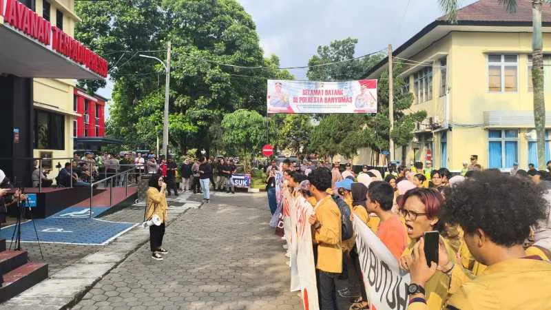 Mahasiswa Unsoed Berunjuk Rasa di Polresta Banyumas, Tuntut Transparansi Penanganan Dugaan Kekerasan Seksual dan Penganiayaan