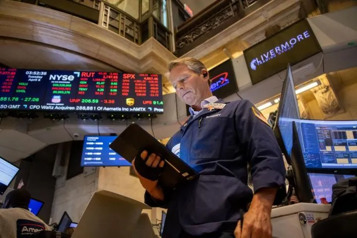 Wall Street Ditutup Melemah Saat Harga Minyak Menguat dan Investor Cermati Geopolitik