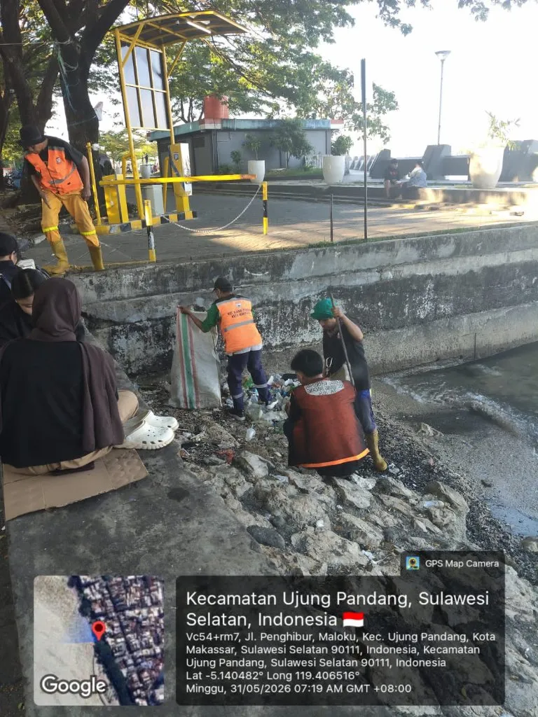 Kecamatan Ujung Pandang Bersihkan Sampah di Pantai Losari, Camat Bantah Video Viral Petugas Buang Sampah ke Laut