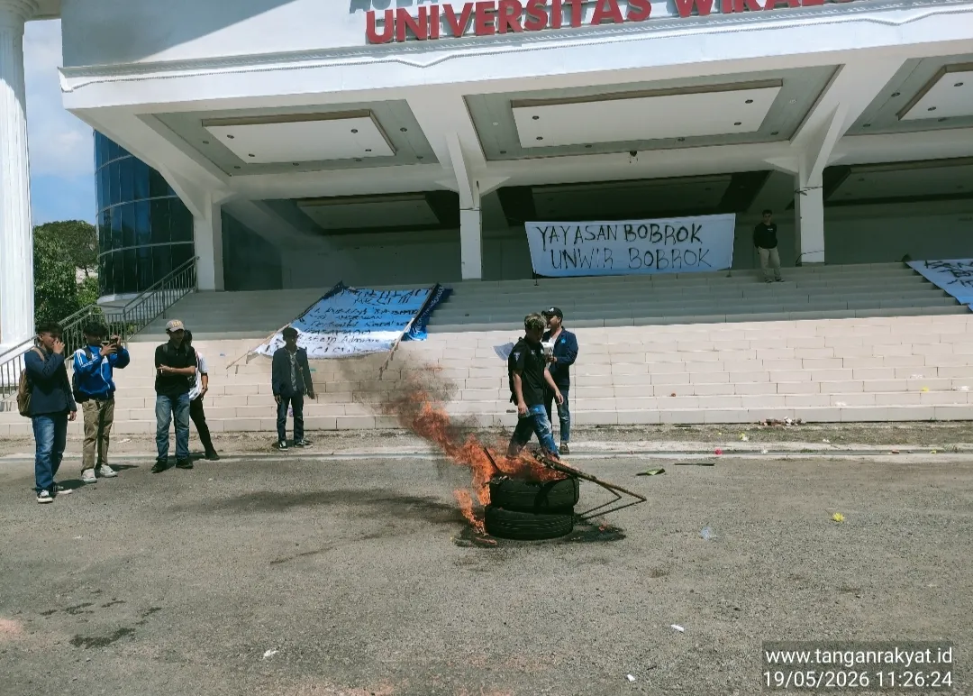 Ratusan Mahasiswa Universitas Wiralodra Demo Tuntut Transparansi Dana KIP, Rektor dan Mantan Rektor Tak Hadir