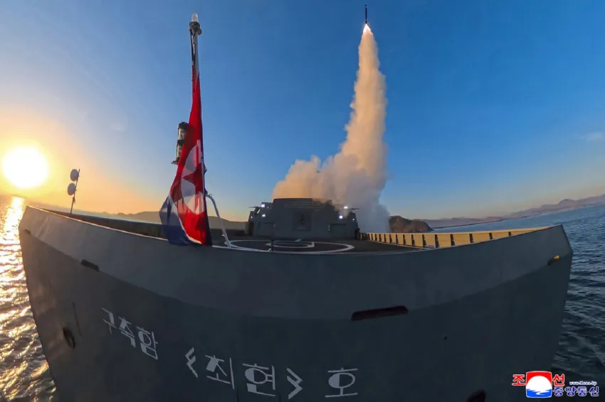 Kim Jong-un Pantau Uji Tembak Rudal dari Kapal Perusak 5.000 Ton Korea Utara