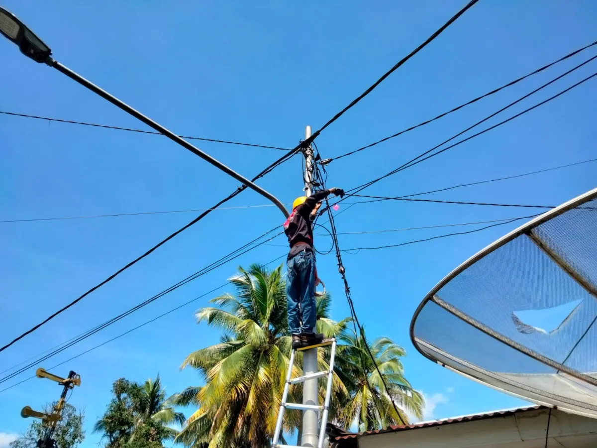 PLN Icon Plus Lakukan Pemeliharaan Jaringan Fiber Optik di Lubuk Alung Padang Pariaman