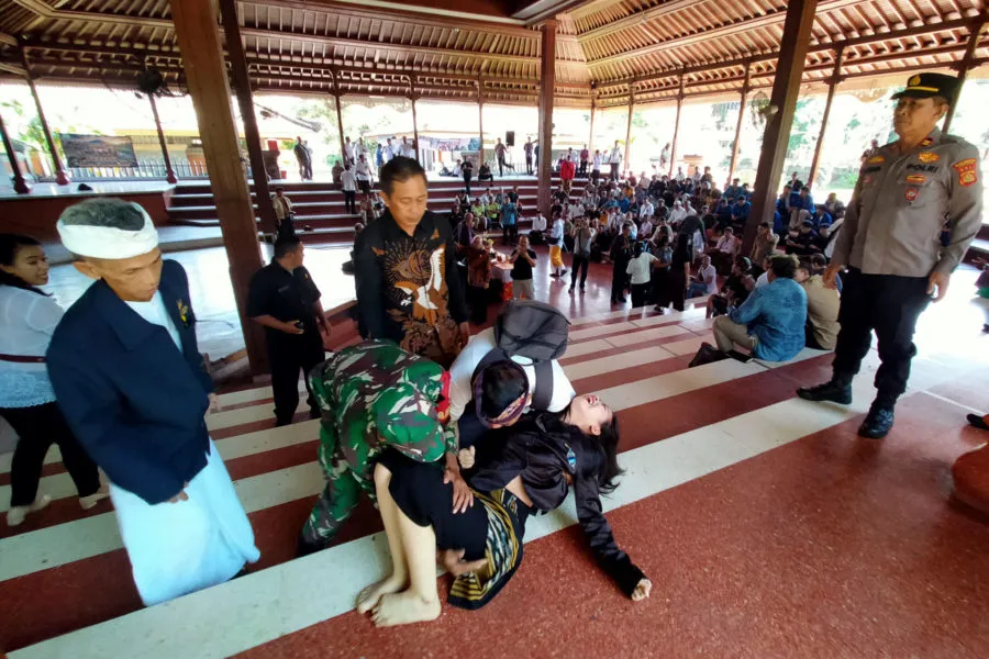 Audiensi FOR HATI Bali dengan Pansus TRAP DPRD Bali Sempat Diwarnai Kerauhan Sejumlah Peserta