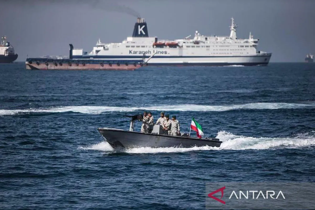 Harga Minyak Dunia Melonjak Sekitar 8% Usai Trump Ancam Blokade Selat Hormuz