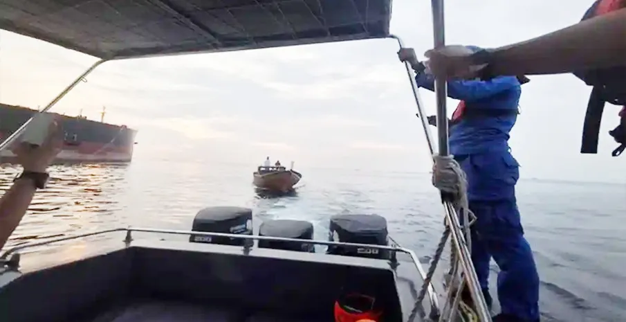 Kapal Rusak di Perairan Tokong Hiu, Dua Nelayan Karimun Terseret Arus hingga Kukup Malaysia dan Dievakuasi