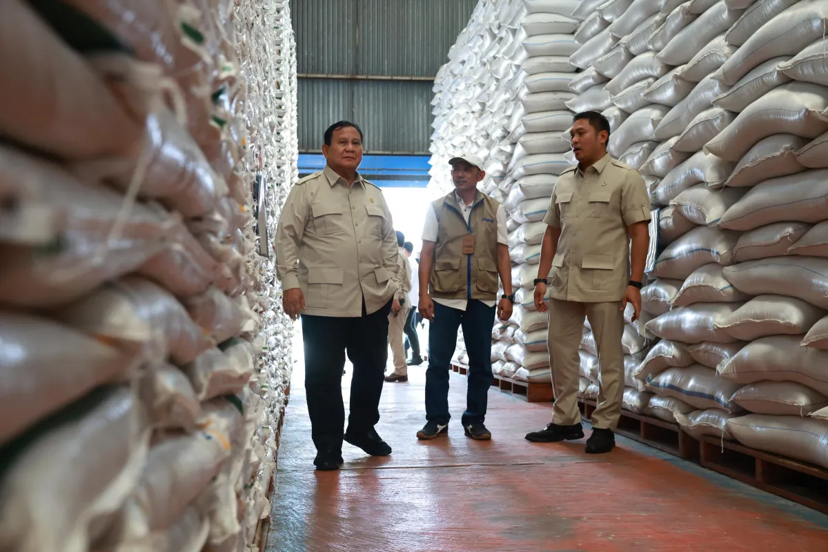 Prabowo Sidak Gudang Bulog di Magelang, Pastikan Stok Beras Siap Disalurkan
