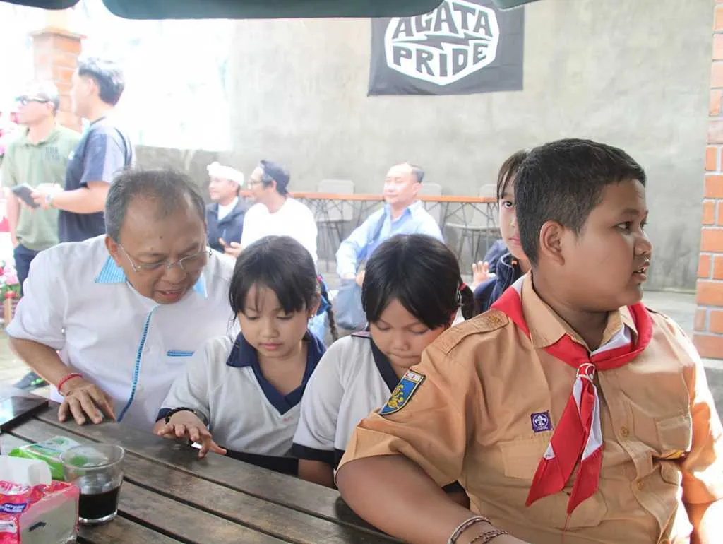 Gubernur Bali Wayan Koster Bertemu Anak Muda di Kedai Kopi Tangkil saat Tumpek Krulut