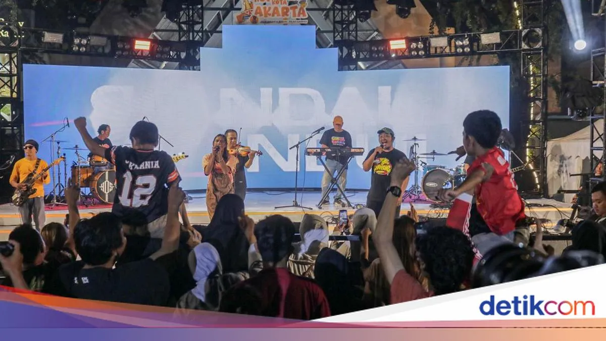 Warga Padati Plaza Festival Kuningan pada Pencanangan HUT Ke-499 Jakarta