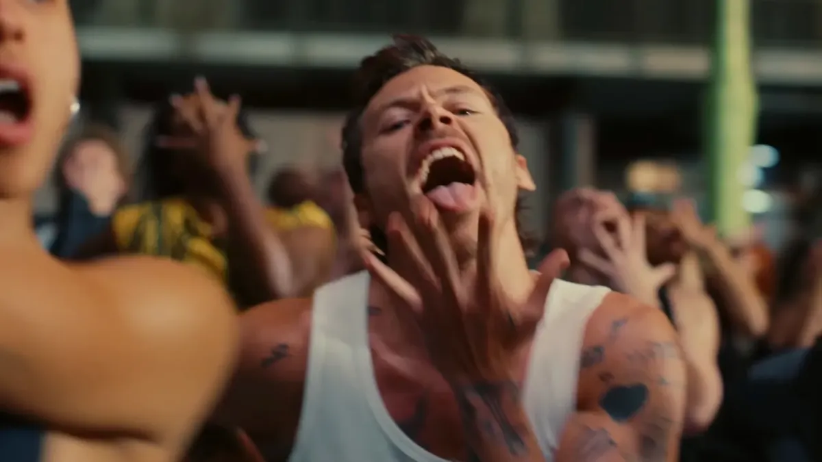 Harry Styles Rilis Video Musik "Dance No More" yang Ubah Gym Jadi Lantai Dansa