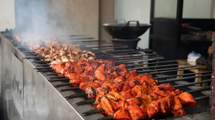 Wonokromo Surabaya Ramai Diburu Kuliner Malam, dari Mie Ayam Rp5 Ribu hingga Martabak Usus Madura