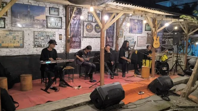 Pengajian di Warung Kopi Surabaya Padukan Ngaji dan Musik Gothic Metal