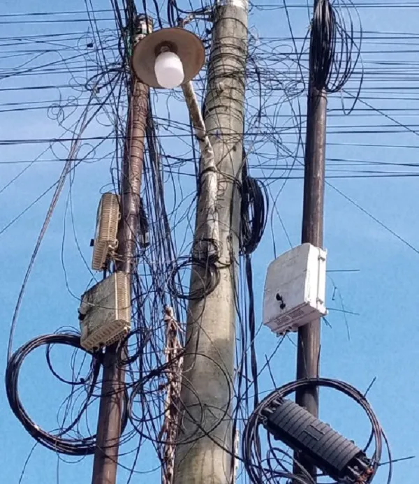 Kabel Internet Semrawut di Tiang Listrik Pandeglang, LSM GEMPITA Minta PLN Lakukan Penertiban