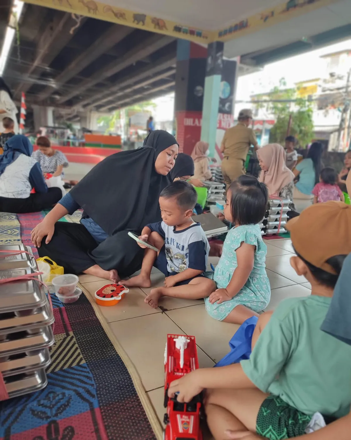 Distribusi Makan Bergizi Gratis di RPTRA Pademangan Timur Berjalan Tertib