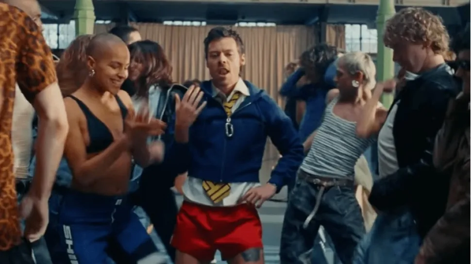 Harry Styles Rilis Video Musik “Dance No More”, Padukan Euforia Disko dan Rasa Sepi