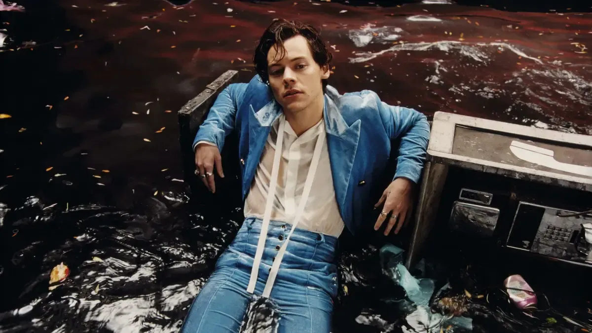 Harry Styles Bagikan Teaser Video Musik “Dance No More”, Tampilkan Visual Retro dan Gaya Berbeda
