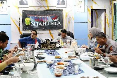 Pemkot Banjarmasin Jamui Ketua Komisi II DPR RI dengan Kuliner Khas Banjar di Balai Kota