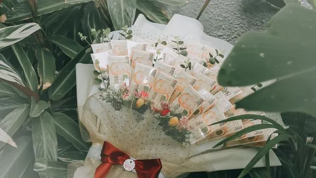 Tren Buket Fungsional Makin Viral: Dari Uang hingga Skincare Jadi Alternatif Pengganti Bunga
