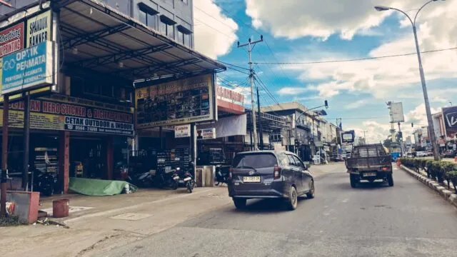 Kanopi Toko di Jalan Ahmad Yani Sanggau Kembali Dipasang Meski Pernah Disepakati untuk Dihentikan