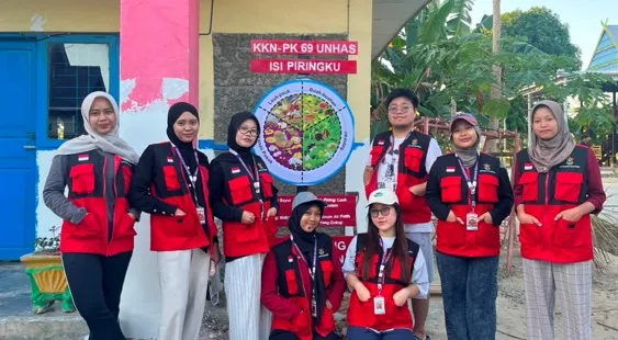 KKN-PK 69 Unhas Pasang Papan Edukasi “Isi Piringku” di Desa Padangloang